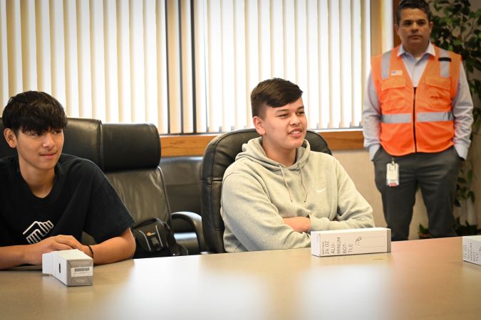 Javier Lopez (center) learns about the importance of BNSF’s operations to the city’s economy. Javier Lopez (center) learns about the importance of BNSF’s operations to the city’s economy.